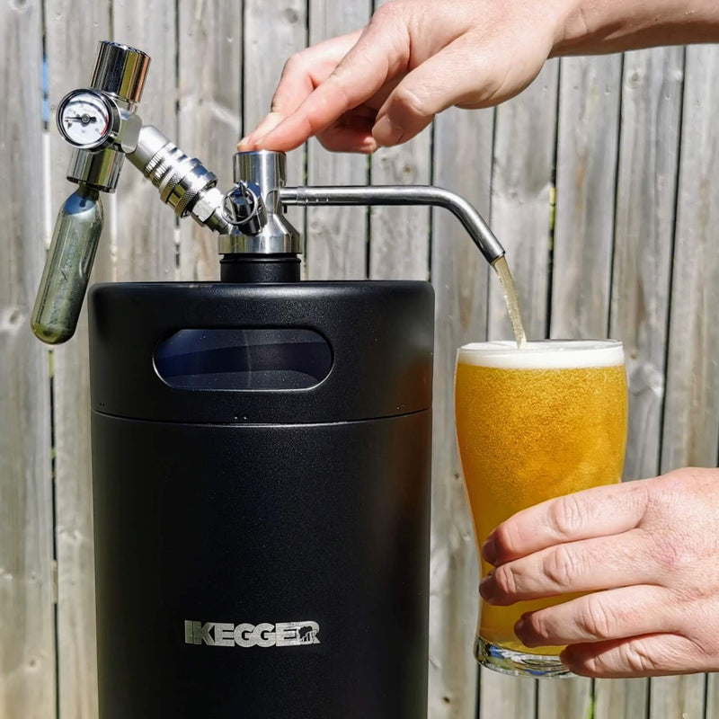 Bier wird im Freien mit CO2 aus einem iKegger Mini Keg gezapft