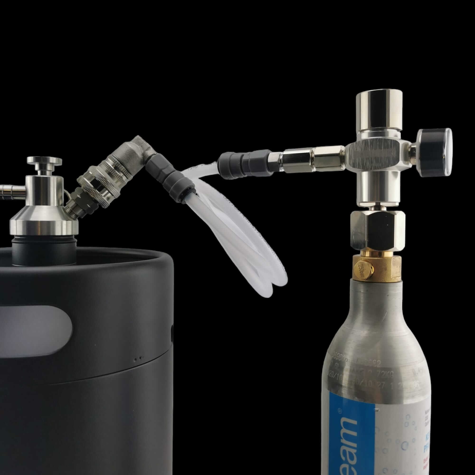 Mini Keg iKegger 2.0 conectado mediante una manguera y un adaptador a una bombona de gas independiente